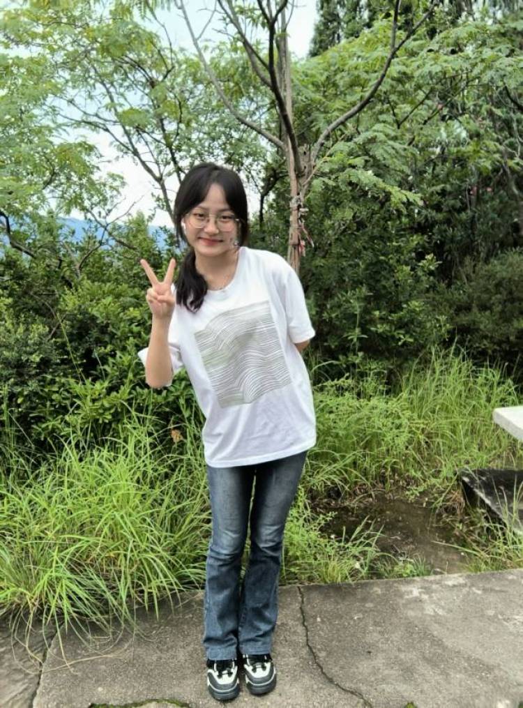 霄依-四川省·绵阳市·涪城区-抖音 快手 微博-我的职业是一名大学生 我的兴趣爱好就是拍拍照啊看看书啊 挣钱 我的服务范围：买家秀 免费试用 开箱测评也许可以尝试一下