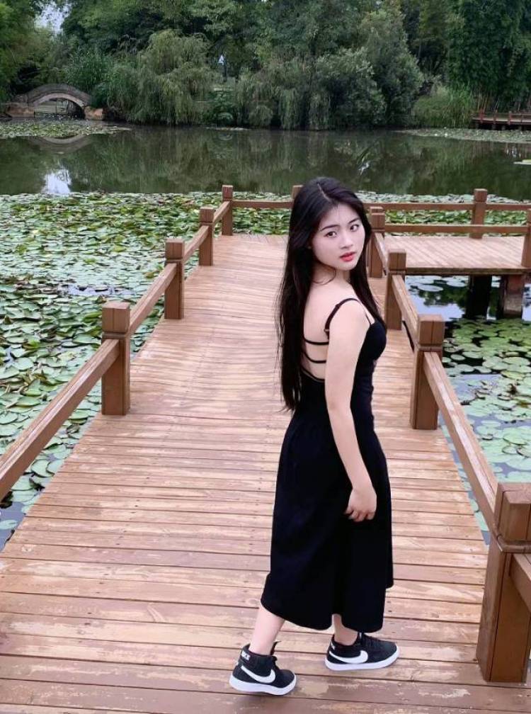 黄忠駃-云南省·昆明市·西山区--喜欢拍照，会化妆，会P图有接过单，身高160体重120，梨型身材，