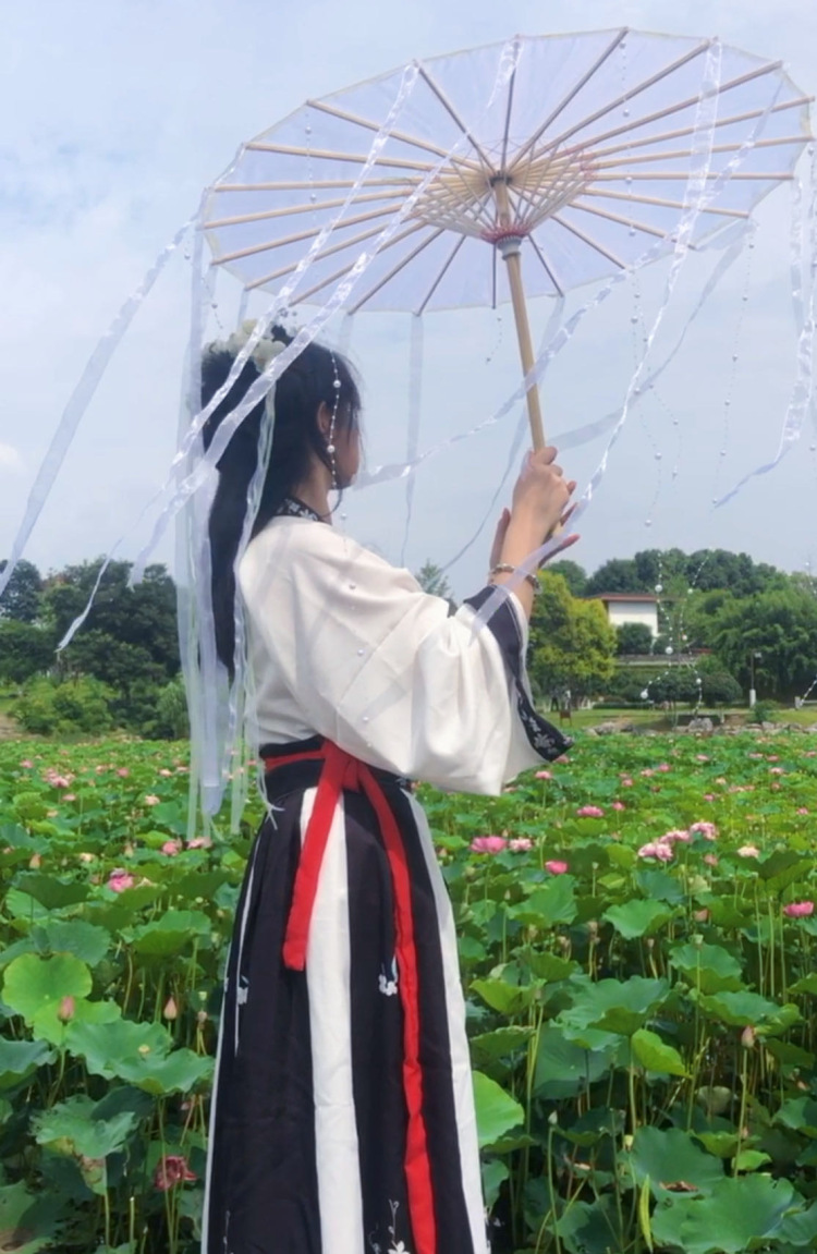宋.-四川省·成都市·龙泉驿区-快手 抖音-平时喜欢拍照 jk lo 汉服都有所涉及平时也很喜欢日常服 拍照也比较上镜