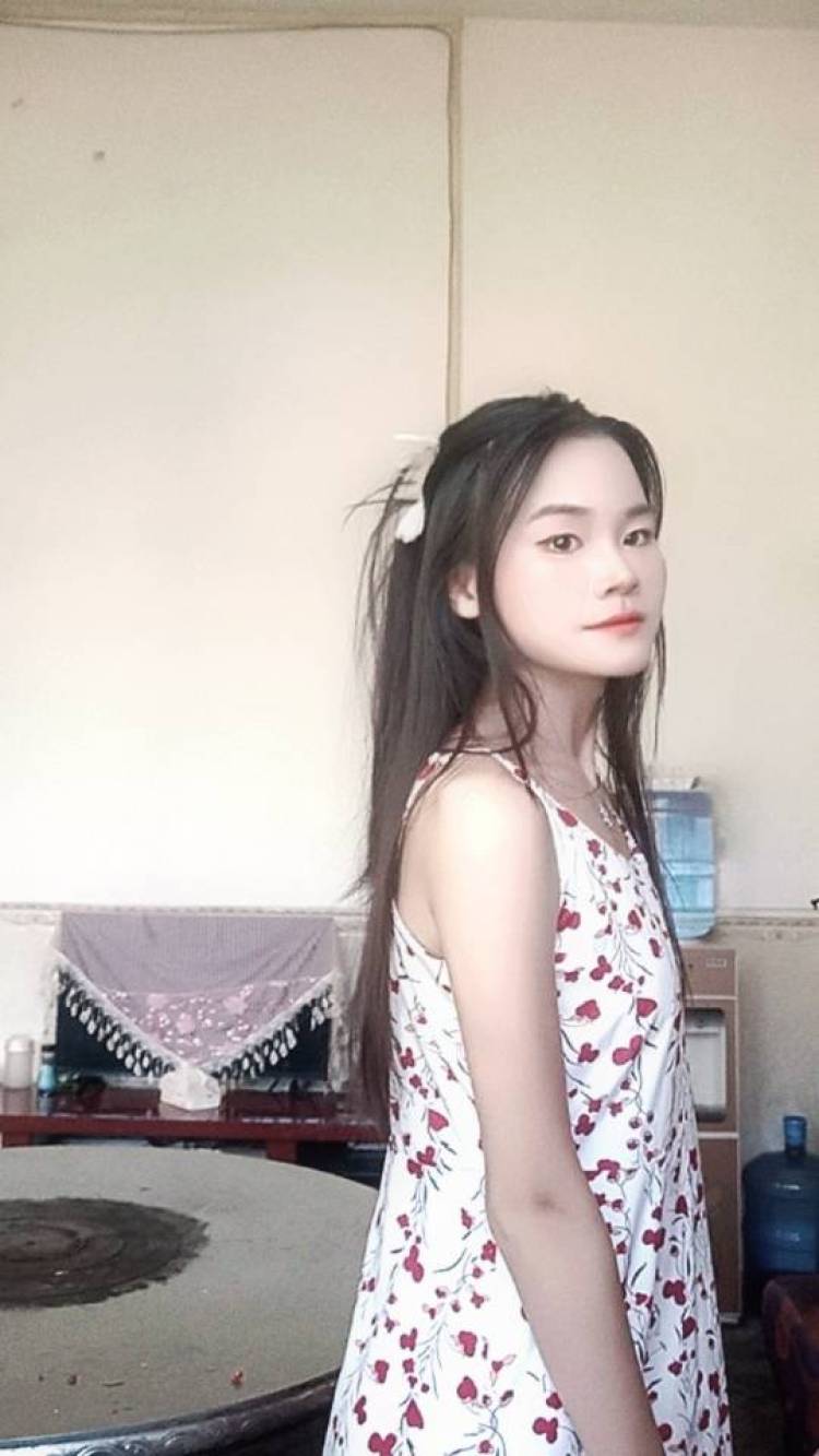 辞梦-贵州省·安顺市·紫云苗族布依族自治县-快手,抖音-年龄18,身高150,体重40公斤,兴趣爱好,唱歌拍照,资源优势,时间充裕,服务范围(服装,美妆,鞋),合作要求,有实名认证,收费标准,出图40-100,详情页100-200