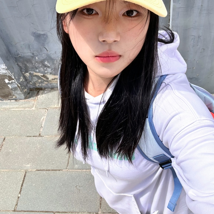 Weeke8-云南省·迪庆藏族自治州·维西傈僳族自治县-快手-喜欢护肤喜欢📷会修图会化妆也会穿搭身高160cm体重60千克有点微胖想通过寄拍或者赠拍赚点零花钱如果您有意要和我合作的话可以联系我(风格、佣金、出图质量可以商量)
