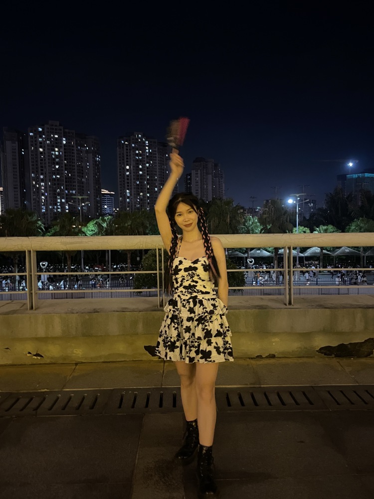 迪士尼在逃村花-广西壮族自治区·桂林市·秀峰区-抖音,微博,某红薯-本人小个子一枚,150,36kg,平时喜欢拍照,剪辑视频。可接童装或小个子日常服饰穿搭。