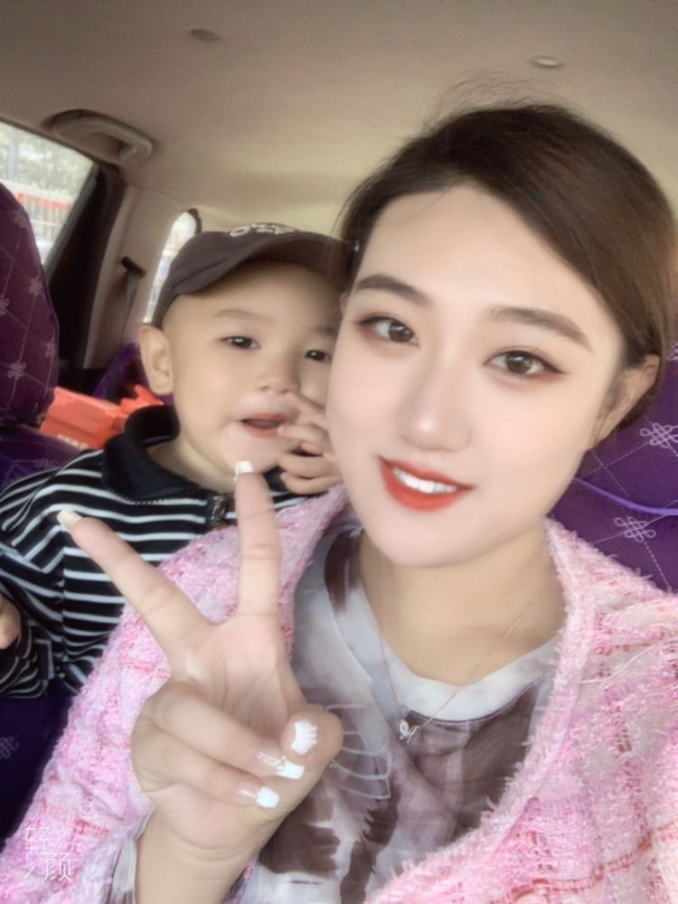 子晨妈妈爱臭美~-山西省·大同市·平城区--哈喽👋🏻大家好,我目前是一位全职宝妈,自己做高端手工穿戴甲和自媒体来创业,因为喜欢打扮爱臭美,所以想试一试网拍行业!
本人身高168 体重140 年纪23岁
宝宝身高目前94cm 体重30斤 年纪