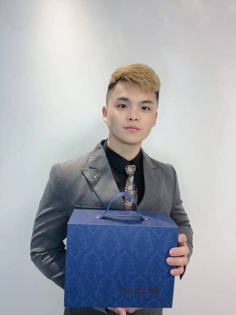小李同学-辽宁省·沈阳市·沈北新区--本人身高178体重145，健身，可以拍男装，鞋帽，运动品牌。