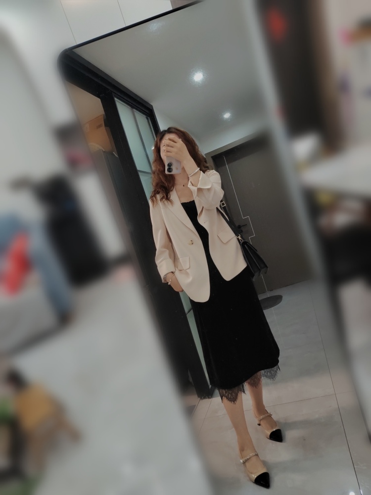 六小姐-四川省·成都市·青羊区-抖音，快手，微信-身高163cm，体重53kg。平时穿搭走气质路线，高级感职业穿搭，御姐范，喜欢各类气质耳饰，项链，戒指，手表等，喜欢自拍。可接服装，鞋类，饰品等各种自拍单！
