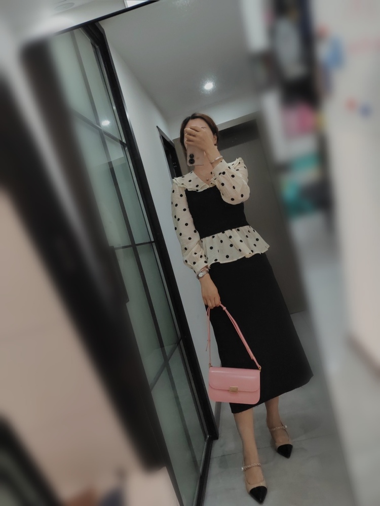 六小姐-四川省·成都市·青羊区-抖音，快手，微信-身高163cm，体重53kg。平时穿搭走气质路线，高级感职业穿搭，御姐范，喜欢各类气质耳饰，项链，戒指，手表等，喜欢自拍。可接服装，鞋类，饰品等各种自拍单！
