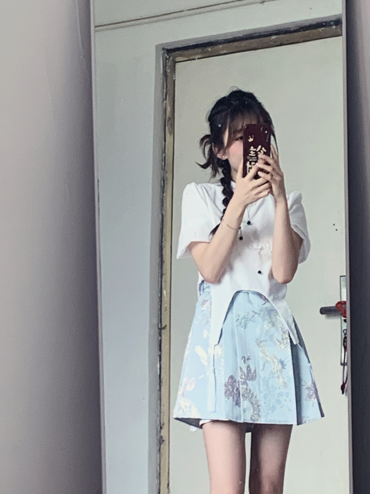 兮兮不想动-河北省·保定市·安新县--想接一些服装类的单子，本人做过寄拍模特，掌握一些拍摄和p图技巧，通过抖音快手分享穿搭粉丝一千六百多，可在各个平台上分享穿搭，160  84斤
艺名：小王睡不醒🧚🏻‍♂️
身份：直播带货
年龄：23