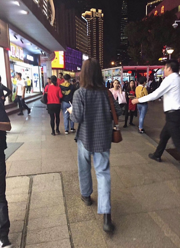 ZBYIII-广东省·深圳市·罗湖区--我身高168 体重51，爱自拍也很爱美食