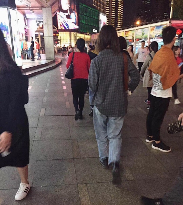 ZBYIII-广东省·深圳市·罗湖区--我身高168 体重51，爱自拍也很爱美食