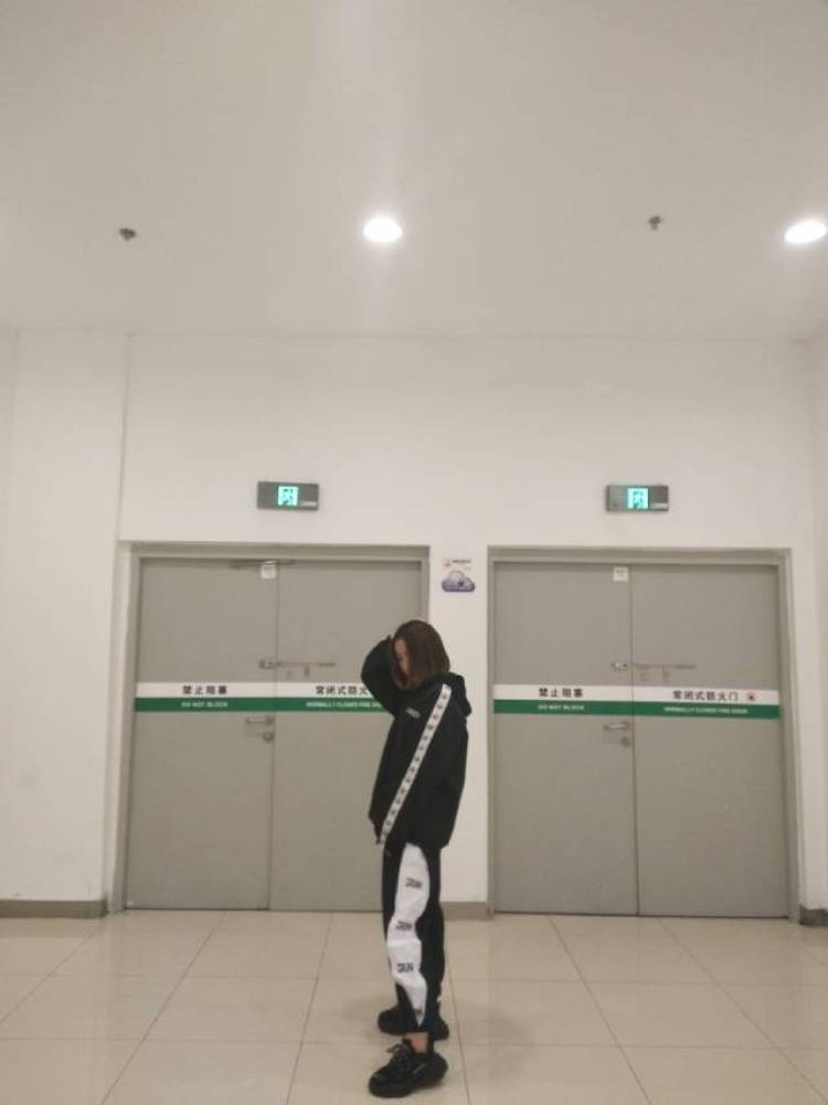 刘怼怼.-黑龙江省·齐齐哈尔市·铁锋区--接网拍 买家秀 风格可多变 会p图 才艺爵士舞可出视频 我家的泰迪狗也是只会拍照的小帅狗 宠物用品可以联系
