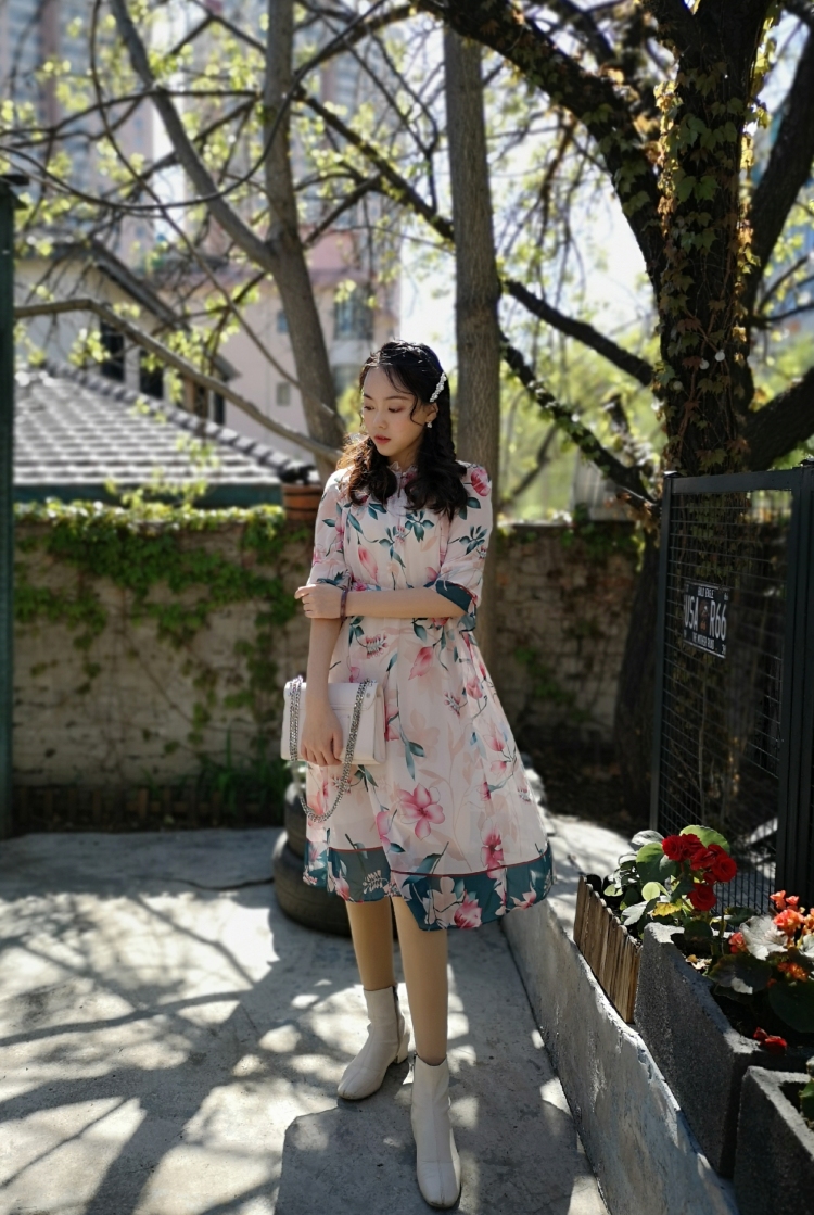 狐小仙``~~-辽宁省·沈阳市·和平区--飘扬的裙摆是春天的呼吸。碎花连衣裙完成。