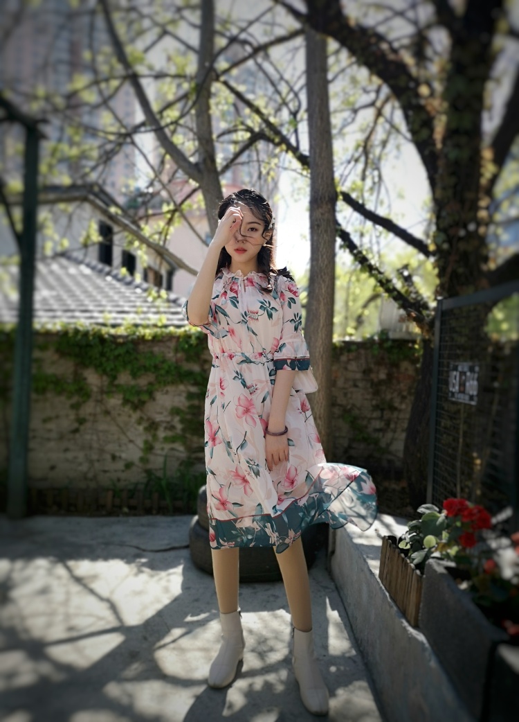 狐小仙``~~-辽宁省·沈阳市·和平区--飘扬的裙摆是春天的呼吸。碎花连衣裙完成。