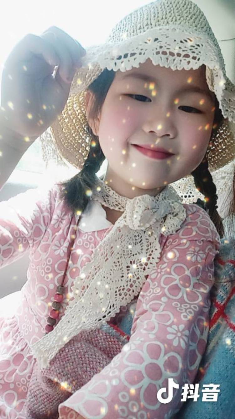 侯琳琳-浙江省·台州市·温岭市--宝贝五周岁，身高一米一，爱唱歌接网拍，寄拍