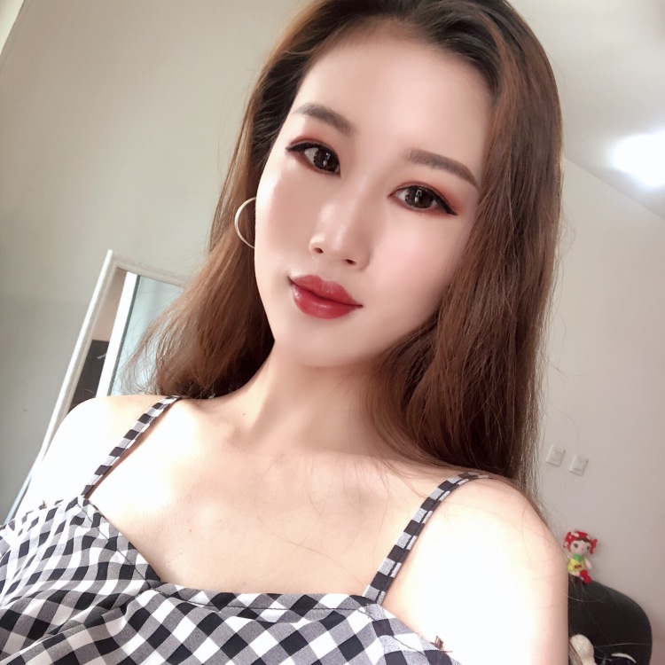 不打扰是我温柔!-陕西省·西安市·碑林区--喜欢拍照化妆 唱歌跳舞都可以 平时会直播 粉丝数在慢慢上涨