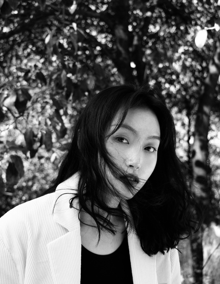 Lyra-湖北省·宜昌市·西陵区--之前做过朋友店内的服装模特,热爱摄影,同时我自己也是个服装设计毕业的学生,设计软件后期平面类没有问题,微博粉丝目前一千多,自己有单反摄影素材,空闲时间很多,可快速接单并后期处理!