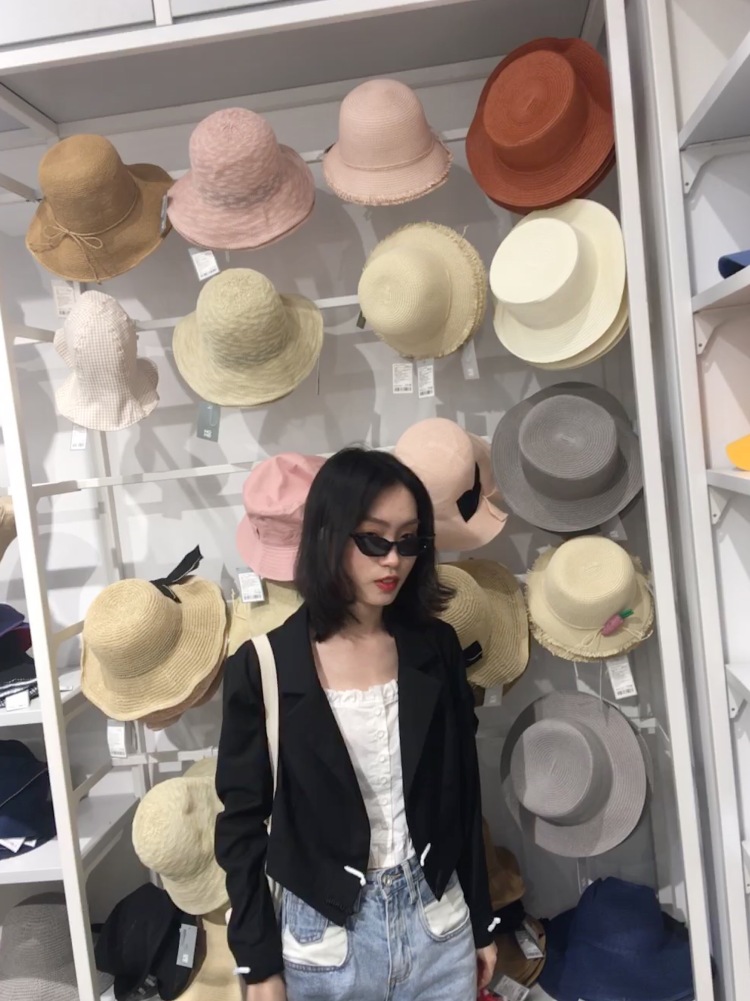 Lyra-湖北省·宜昌市·西陵区--之前做过朋友店内的服装模特，热爱摄影，同时我自己也是个服装设计毕业的学生，设计软件后期平面类没有问题，微博粉丝目前一千多，自己有单反摄影素材，空闲时间很多，可快速接单并后期处理！