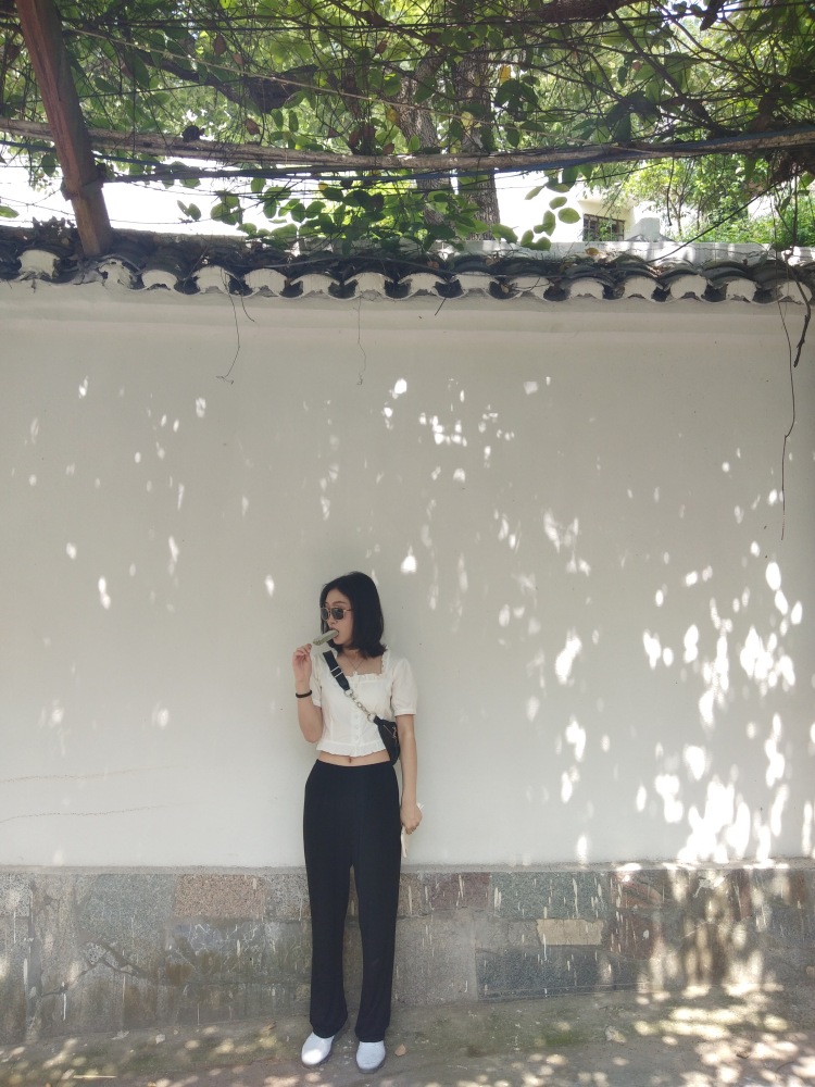 Lyra-湖北省·宜昌市·西陵区--之前做过朋友店内的服装模特,热爱摄影,同时我自己也是个服装设计毕业的学生,设计软件后期平面类没有问题,微博粉丝目前一千多,自己有单反摄影素材,空闲时间很多,可快速接单并后期处理!