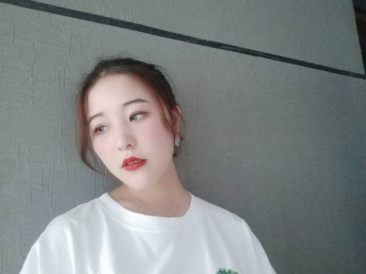 温温-浙江省·杭州市·余杭区--自己去买了一件衣服,传了照片。就得了商家青睐哈哈哈让我给她拍,尝试合作,真好!
接单啦!
