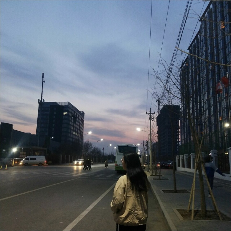 六四七-北京市·北京市·通州区--身高170 体重不轻 
会那么一点点拍照
会p图
在线接单