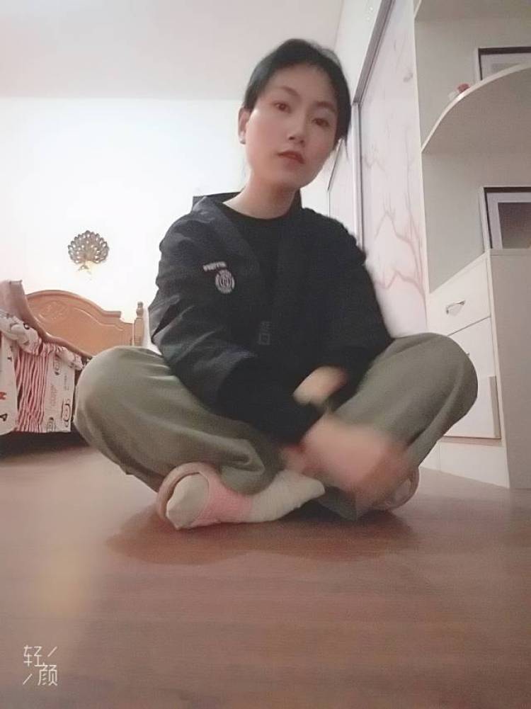 通恒-江西省·吉安市·峡江县--没啥特长的,就声音好听萝莉音御姐少女音都可以,头发特长,风格看照片自己觉得能接什么,就接吧,就是不会化妆所以接不了口红之外的化妆品。155cm,112斤,看腿才会发现胖。