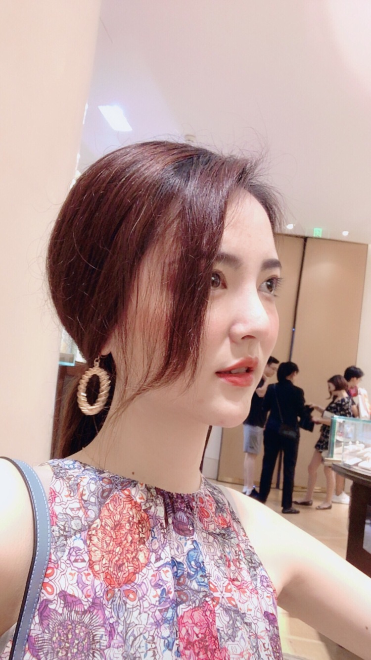 ?爱包包?的裴裴?-四川省·成都市·锦江区--肤白貌美大长腿,
智障儿童欢乐多。