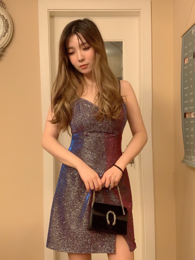 葡意-上海市·上海市·浦东新区-微博-昨天拍的blingbling小裙子！商家太好了！前天收到衣服！本来想昨天出门拍！结果外面打雷下雨了 我就问商家小姐姐如果必须外拍的话可以明天出图吗，商家说在家也可以哒！只要我觉得好看就好 我呵呵呵 感动