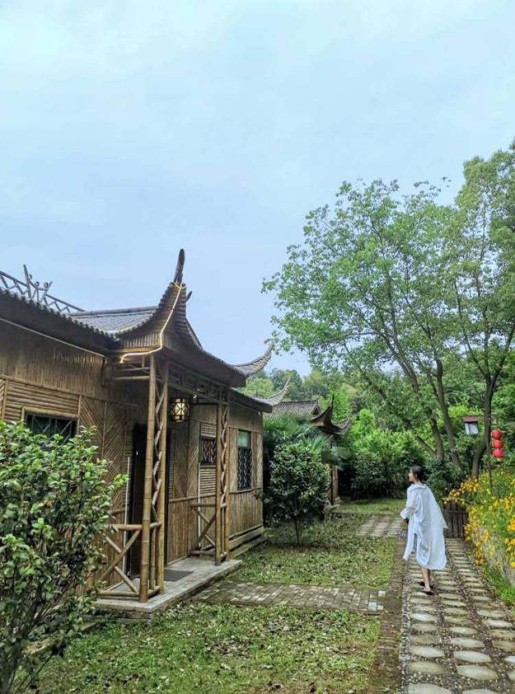 小心怡?-广东省·深圳市·宝安区--本人 173 什么类型的打扮都hold的住 102斤 这些图片都是别人给我的抓拍，我都不知道 而且也不是专业的人拍的，承蒙有兴趣的合作