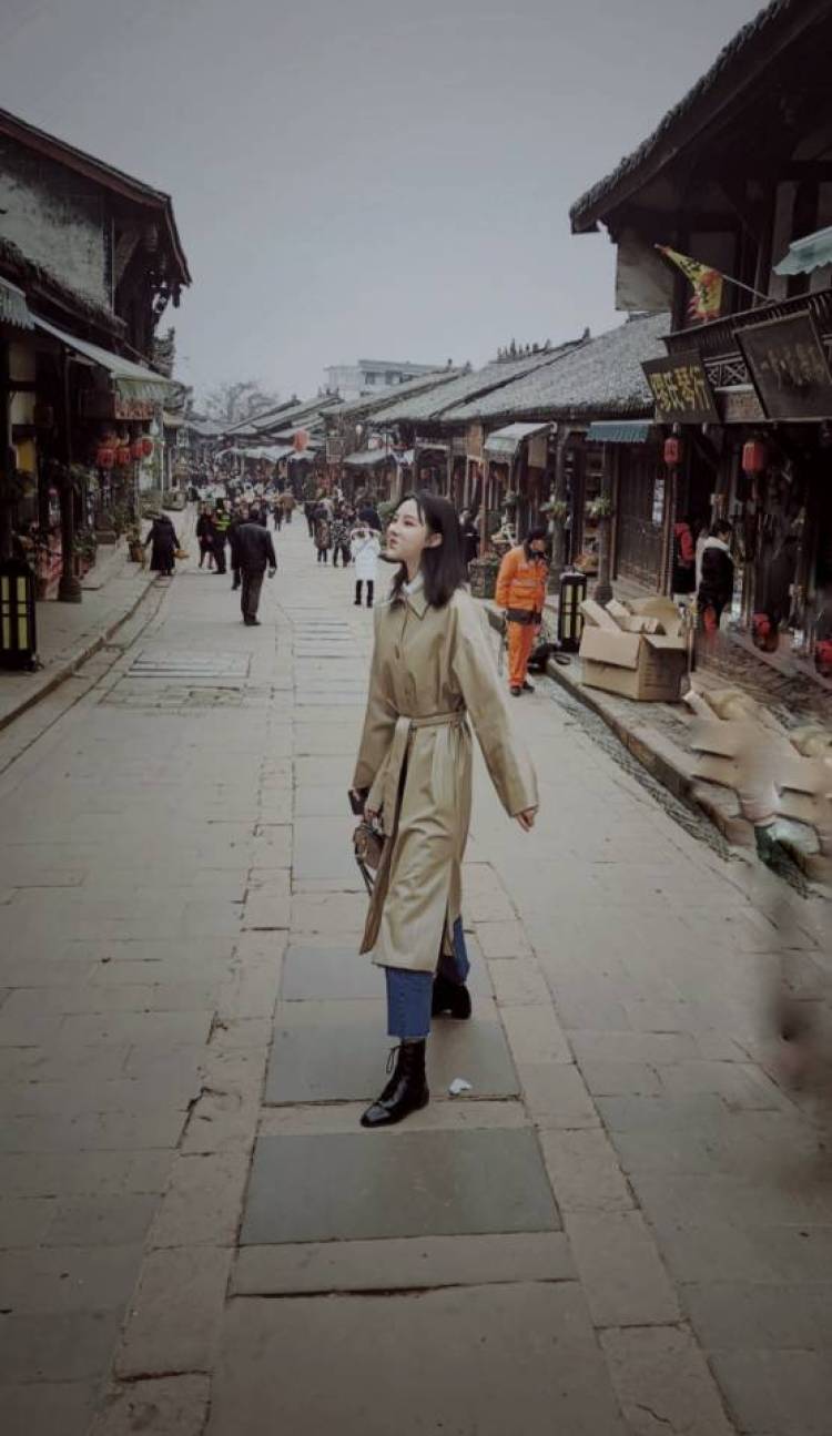 小心怡?-广东省·深圳市·宝安区--本人 173 什么类型的打扮都hold的住 102斤 这些图片都是别人给我的抓拍，我都不知道 而且也不是专业的人拍的，承蒙有兴趣的合作