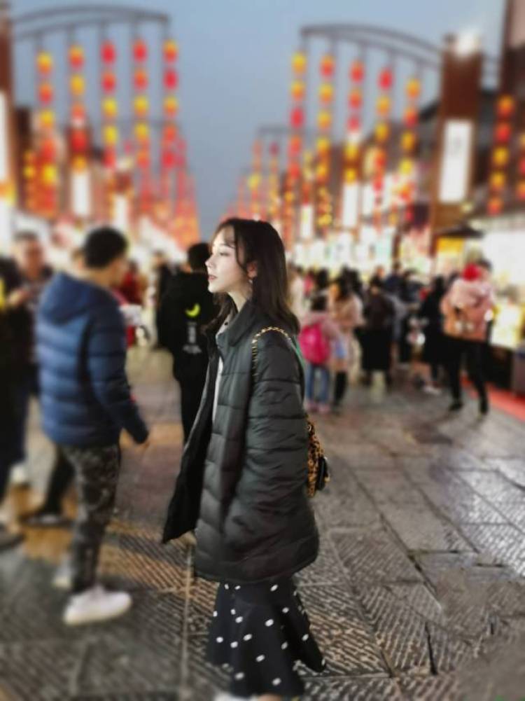小心怡?-广东省·深圳市·宝安区--本人 173 什么类型的打扮都hold的住 102斤 这些图片都是别人给我的抓拍,我都不知道 而且也不是专业的人拍的,承蒙有兴趣的合作