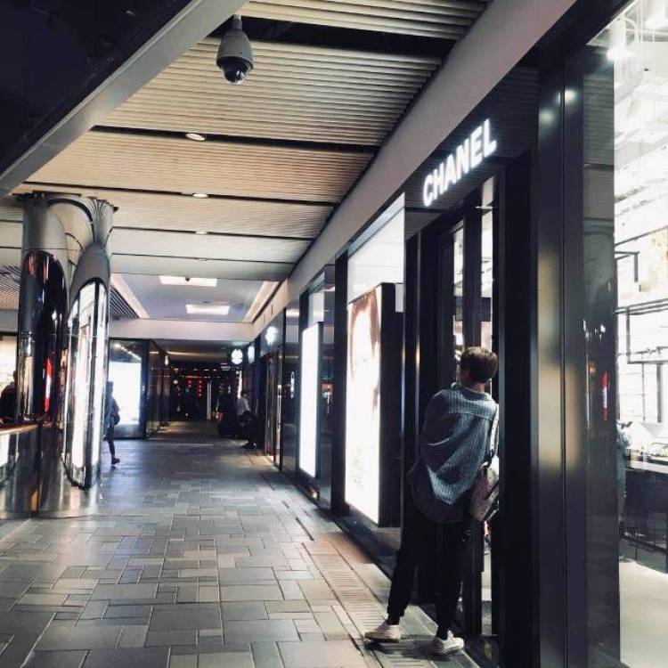 糜.-山西省·太原市·杏花岭区--净身高180  体重130斤  与网红有一定接触  主要想接一些淘宝网拍模特的单子  有专业摄影师  会拍照 会p图修图  谢谢