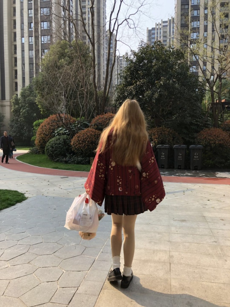 不被鸽的鸽子-浙江省·杭州市·拱墅区--我的左眼一直在跳!
有没有金主爸爸给单子?
服装单反图,商图,买家秀返图都可以~
另外我也接服装设计款式图!有需要可以敲我!谢谢!
我可以自己单反拍服装返图,也可以作摄影拍模特,然后3-5是固定合作模特抽抽,身高165cm
欢迎合作!