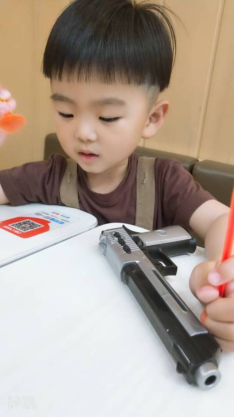离心咒～-浙江省·台州市·温岭市--每个男孩从小的梦想就是长大当警察，我也不例外，从小爱玩个类玩具枪