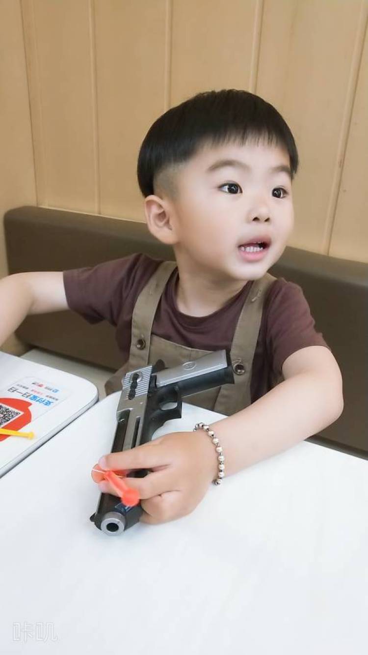 离心咒～-浙江省·台州市·温岭市--每个男孩从小的梦想就是长大当警察，我也不例外，从小爱玩个类玩具枪