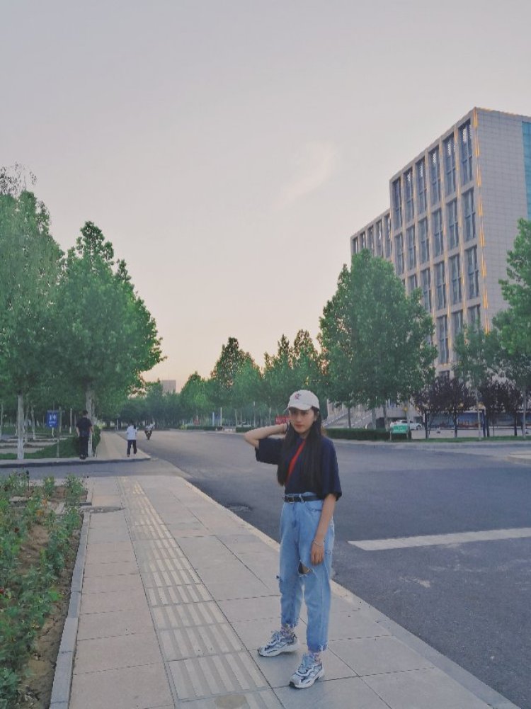 依约破初暝-山东省·潍坊市·昌乐县--擅长拍照修图,能接运动装,学生装,小裙子,袜子,耳环,18-30岁女生服装各种都可以。