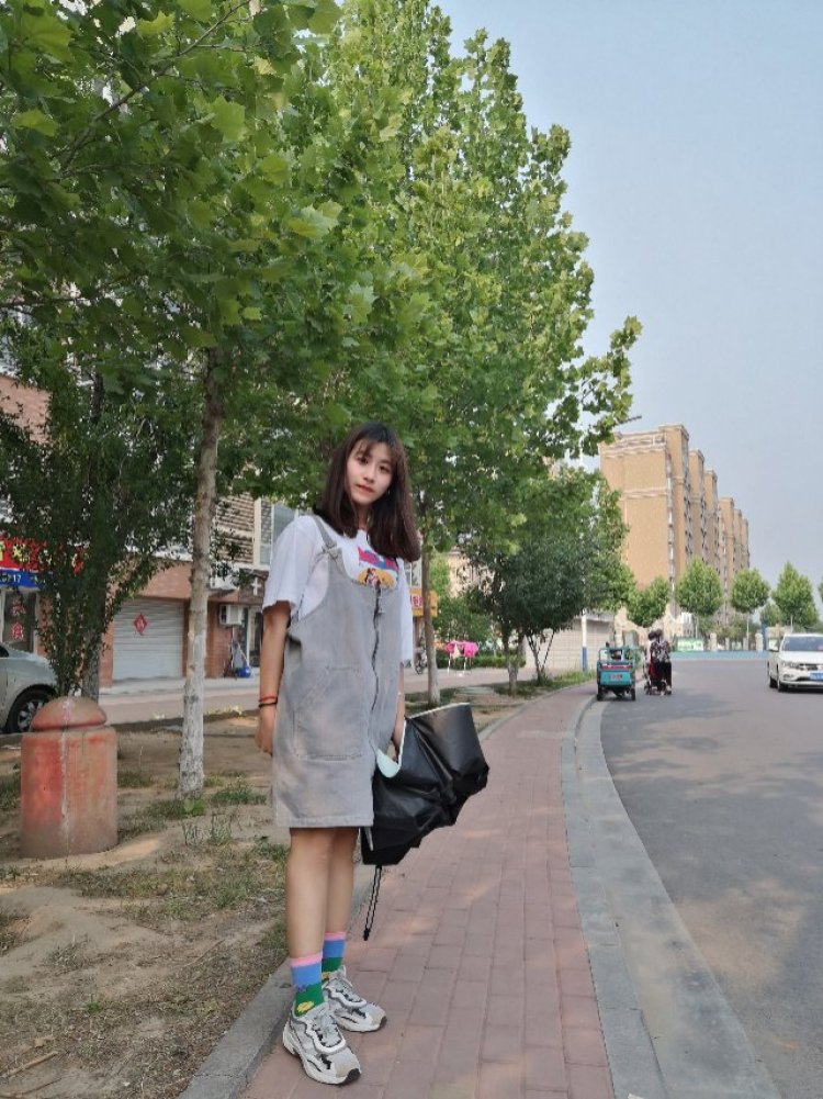 依约破初暝-山东省·潍坊市·昌乐县--擅长拍照修图，能接运动装，学生装，小裙子，袜子，耳环，18-30岁女生服装各种都可以。