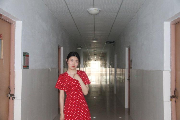 依约破初暝-山东省·东营市·东营区--擅长拍照修图,能接运动装,学生装,小裙子,袜子,耳环,18-30岁女生服装各种都可以。