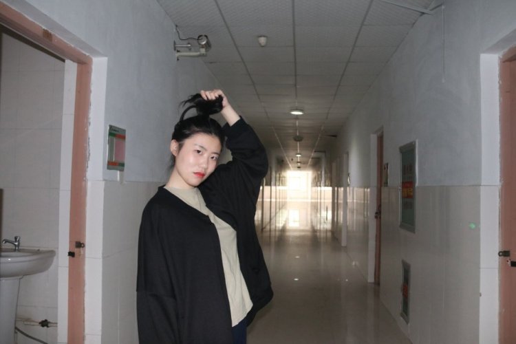 依约破初暝-山东省·东营市·东营区--擅长拍照修图，能接运动装，学生装，小裙子，袜子，耳环，18-30岁女生服装各种都可以。