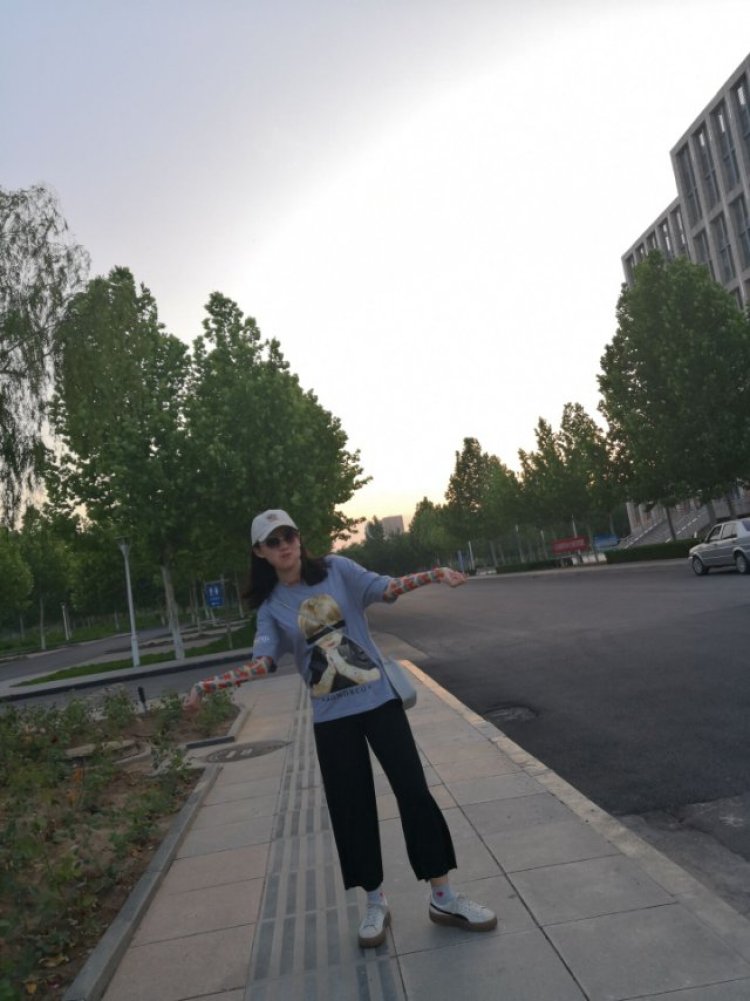 依约破初暝-山东省·东营市·东营区--擅长拍照修图,能接运动装,学生装,小裙子,袜子,耳环,18-30岁女生服装各种都可以。