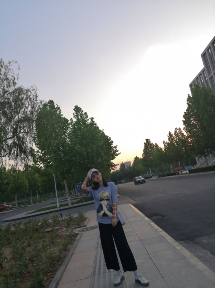 依约破初暝-山东省·东营市·东营区--擅长拍照修图,能接运动装,学生装,小裙子,袜子,耳环,18-30岁女生服装各种都可以。