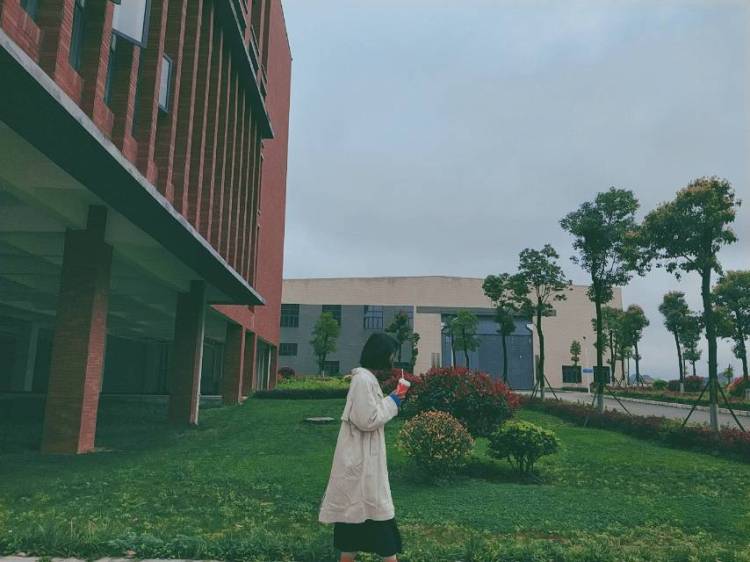 嗯哼？-贵州省·安顺市·紫云苗族布依族自治县--新手  想做一些兼职  接服装  寄拍