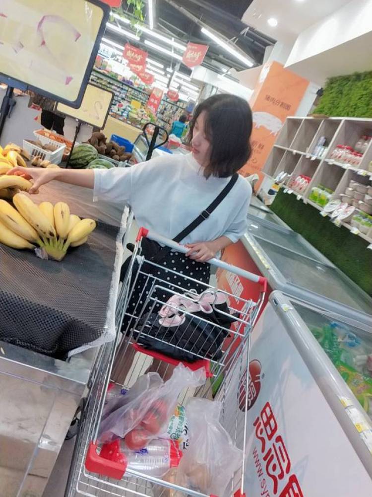 嗯哼？-贵州省·安顺市·紫云苗族布依族自治县--新手  想做一些兼职  接服装  寄拍