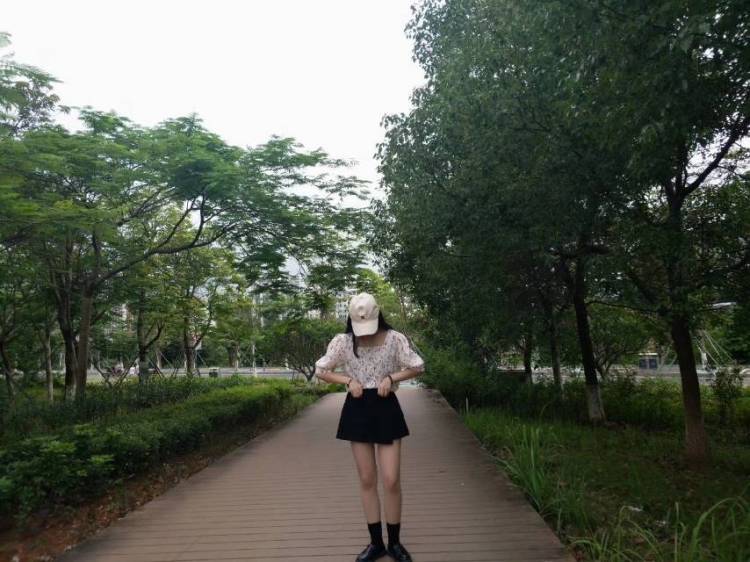 西西-广东省·深圳市·龙岗区--请问一下有没有找我接单的小哥哥小姐姐,没有嘛,那我等下再问哦!
