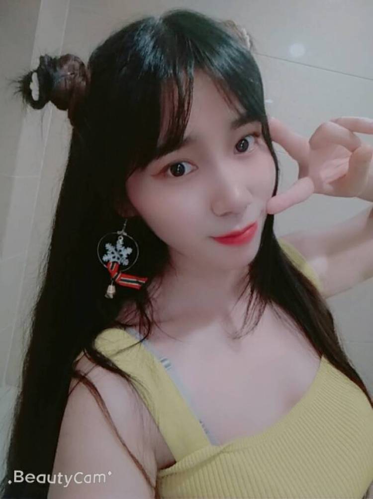 ✨ ꧁🌸꧂✨百变女王-湖北省·襄阳市·襄城区--在线接网拍,身高160体重45公斤,平时爱拍照,编发