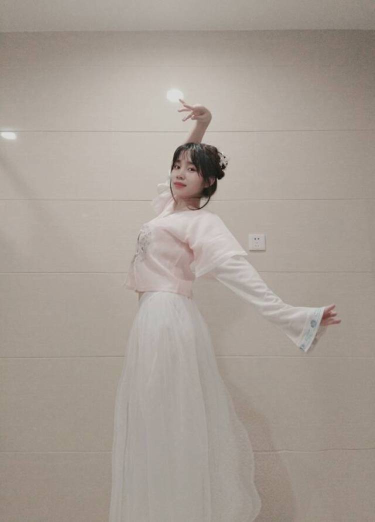 ✨ ꧁🌸꧂✨百变女王-湖北省·襄阳市·襄城区--在线接网拍,身高160体重45公斤,平时爱拍照,编发