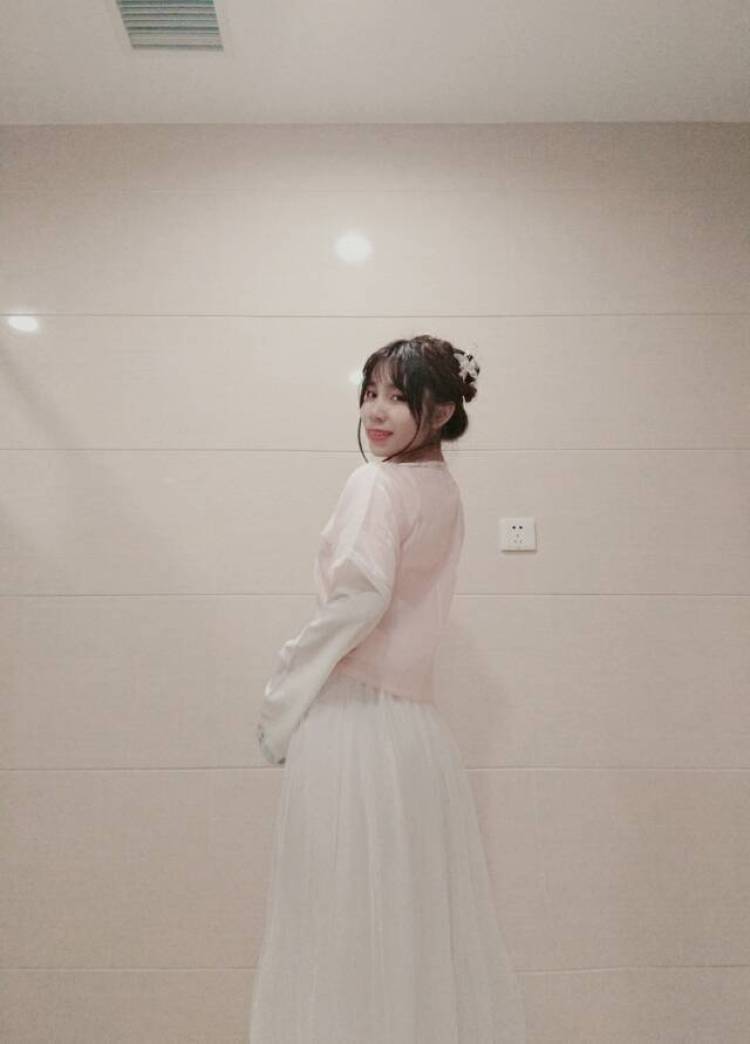 ✨ ꧁🌸꧂✨百变女王-湖北省·襄阳市·襄城区--在线接网拍,身高160体重45公斤,平时爱拍照,编发