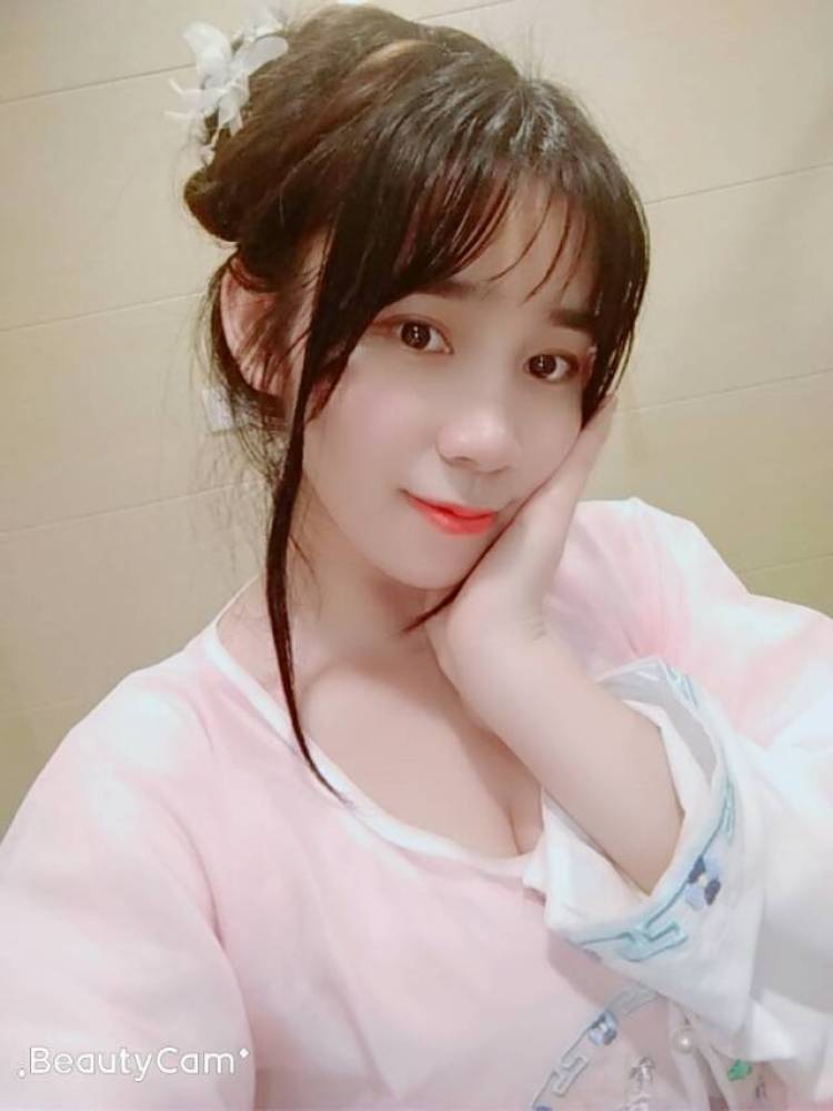 ✨ ꧁🌸꧂✨百变女王-湖北省·襄阳市·襄城区--在线接网拍,身高160体重45公斤,平时爱拍照,编发