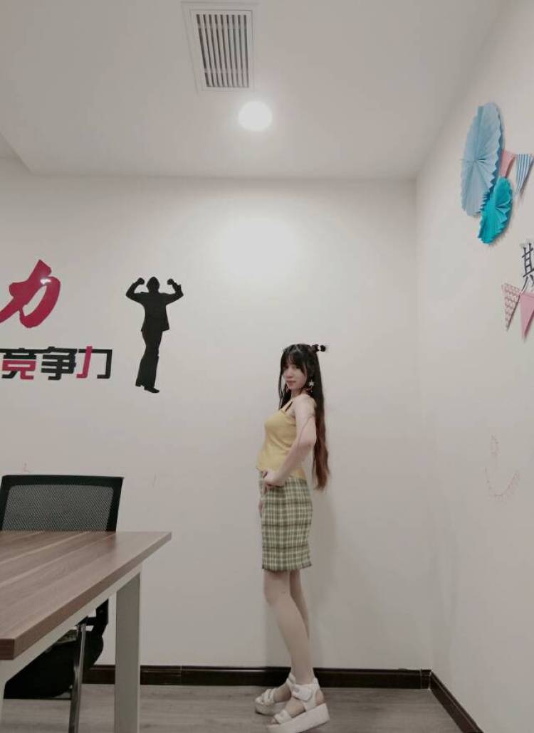 ✨ ꧁🌸꧂✨百变女王-湖北省·襄阳市·襄城区--在线接网拍,身高160体重45公斤,平时爱拍照,编发