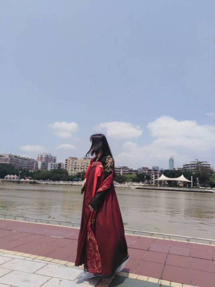 傲娇-广东省·惠州市·惠城区--衣品算ok，会化妆，会p图，喜欢自拍，自拍狂。长相甜美清纯，头发黑长直，爱笑，喜欢穿裙子，其它风格也可以，身高155重88
