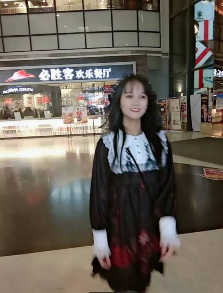傲娇-广东省·惠州市·惠城区--衣品算ok，会化妆，会p图，喜欢自拍，自拍狂。长相甜美清纯，头发黑长直，爱笑，喜欢穿裙子，其它风格也可以，身高155重88