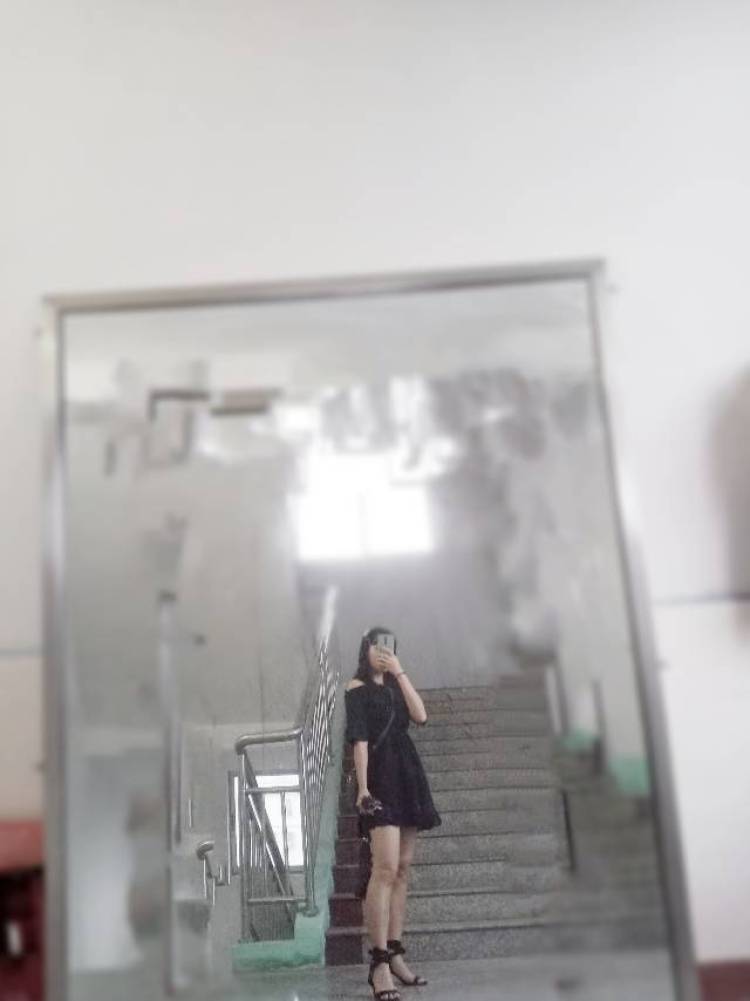 傲娇-广东省·惠州市·惠城区--衣品算ok，会化妆，会p图，喜欢自拍，自拍狂。长相甜美清纯，头发黑长直，爱笑，喜欢穿裙子，其它风格也可以，身高155重88